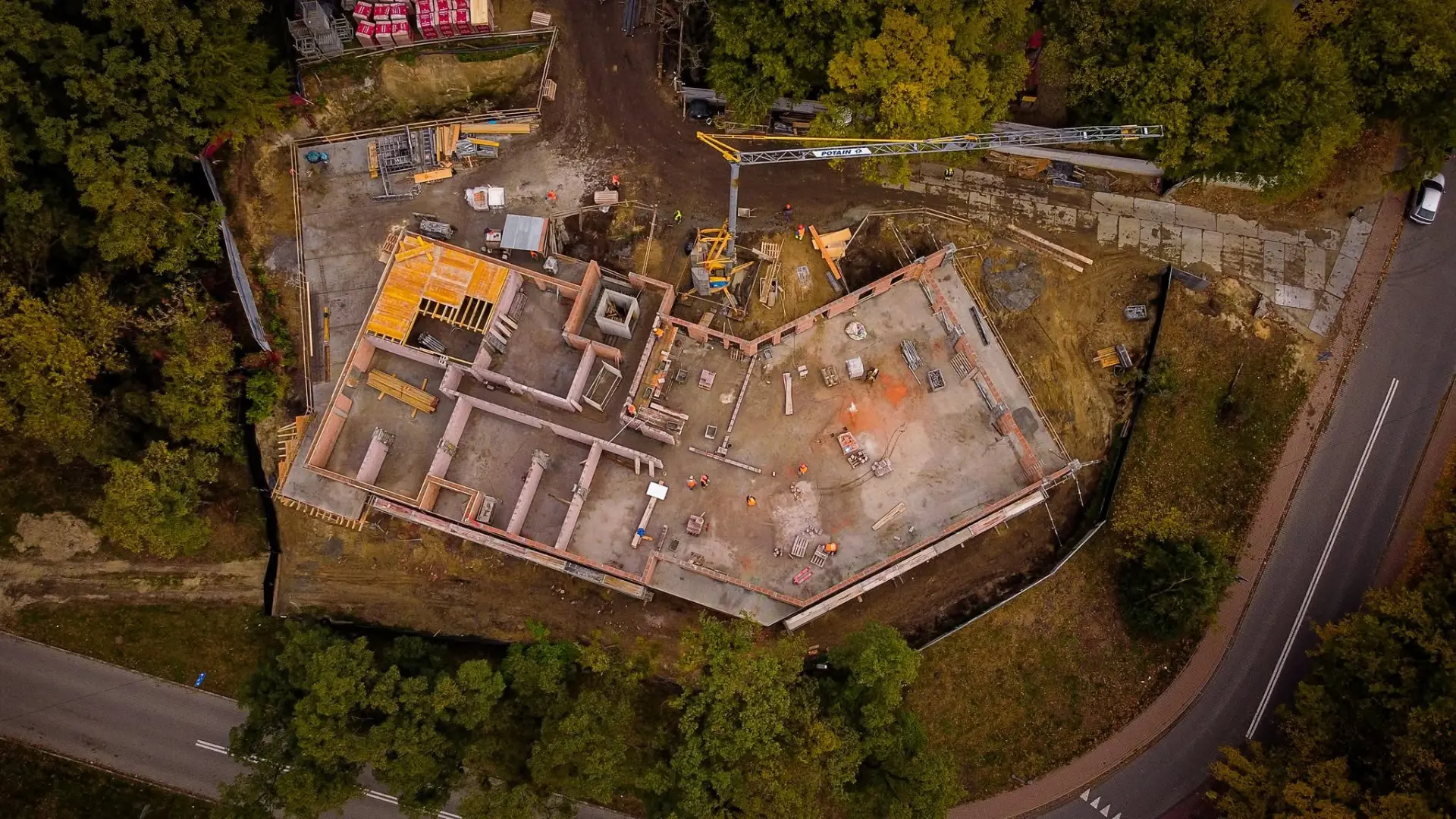 Construction from above, stage by stage.